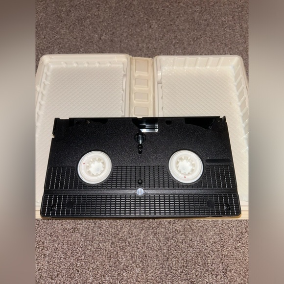 ~6/$10 MOVIES VHS/DVDS~ Free Willy 3: The Rescue VHS Movie In Clamshell 1997 - Picture 4 of 7